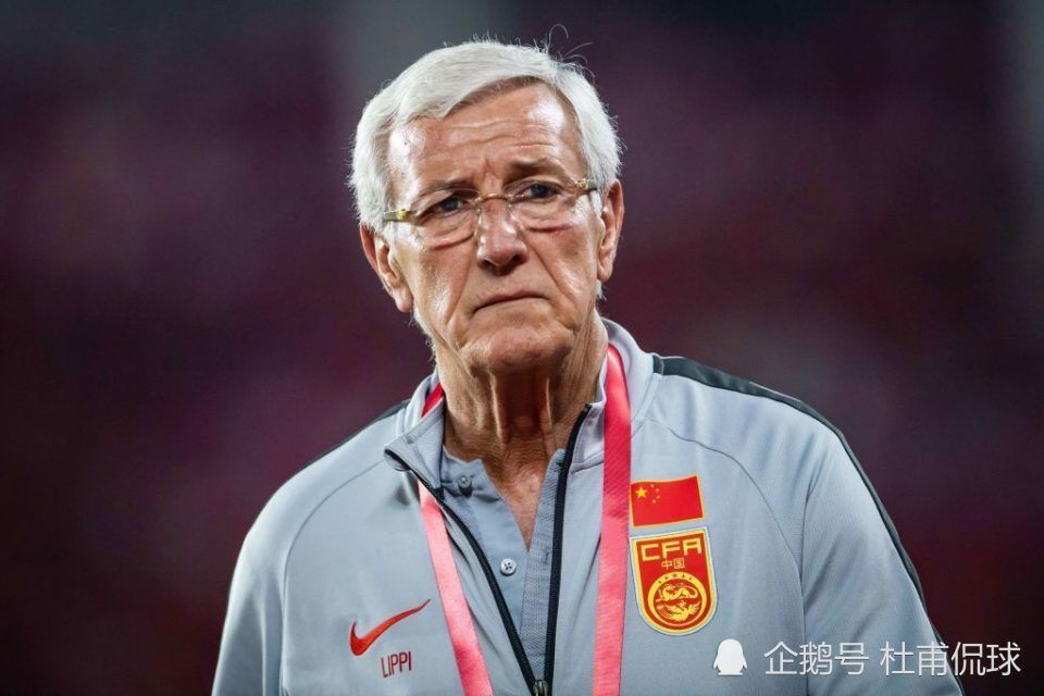 一边喝茶，一边听骆风棠和徐莽谈话。